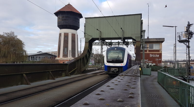 Zug auf Oldenburger Hunterollklappbrücke